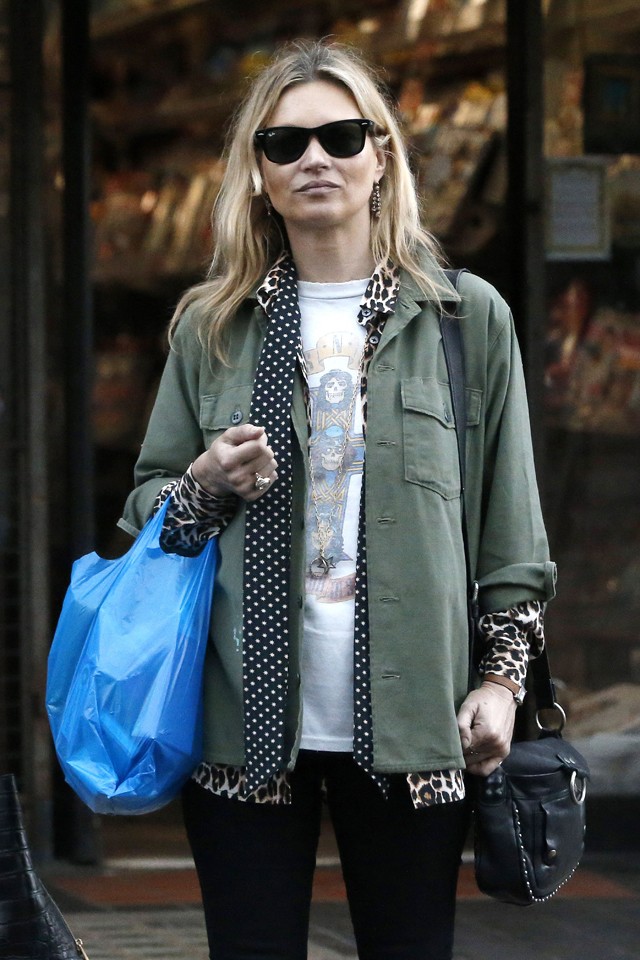 Kate Moss London utcáin bolyong, kicsit elveszve