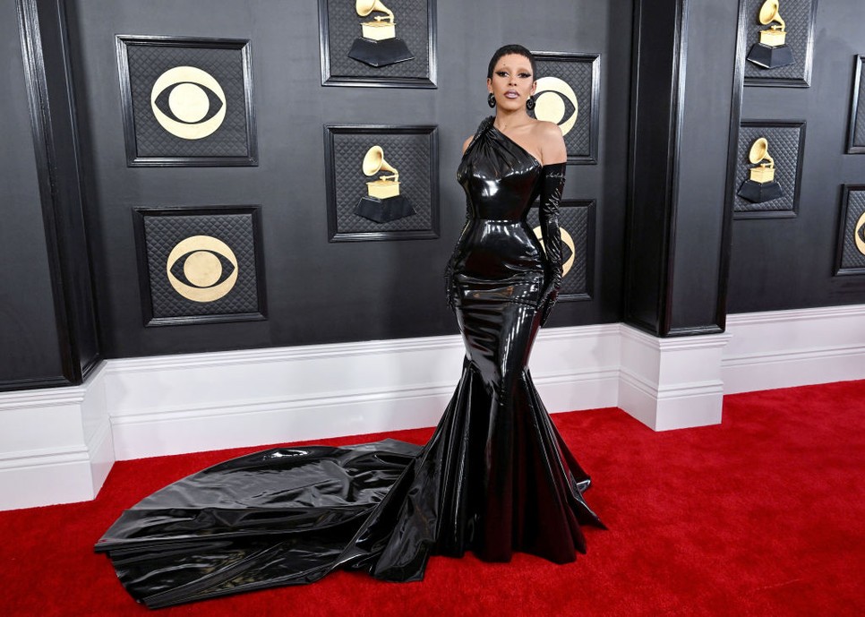 Doja Cat latex Versace ruhában tarolt a vörös szőnyegen