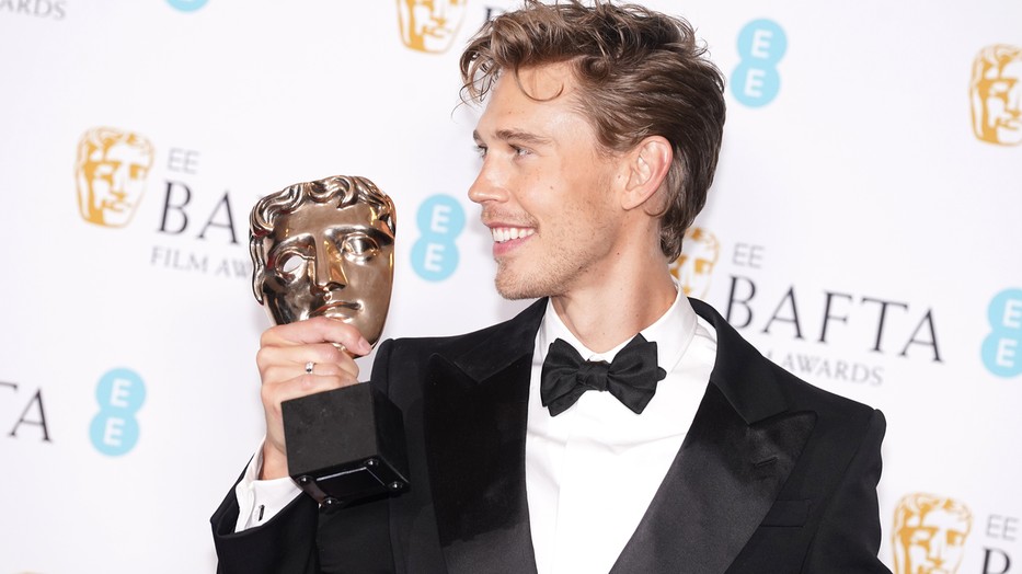 Austin Butler A legjobb színésznek járó díjjal a 76. BAFTA- díjátadón, Cartier gyűrűvel a kezén