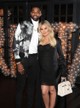 Khloé Kardashian és Tristan Thompson: Bár viharos kapcsolatuk teli volt hullámvölgyekkel, Tristan Thompson 2023-ban bekövetkezett családi tragédiája után Khloé felajánlotta, hogy a férfi és öccse költözzenek hozzá. 