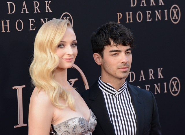 Elképesztően cuki módon lepte meg Sophie Turner Joe Jonas-t koncertje közben