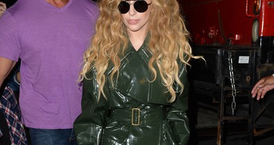 Lady Gaga most hosszú loknikkal borzolja a kedélyeket