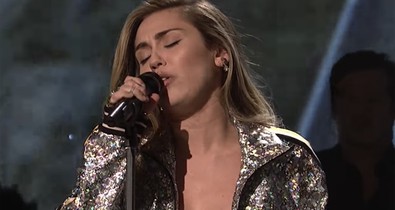 Kiesik a szemünk: Miley Cyrus konkrétan félpucéran lépett fel
