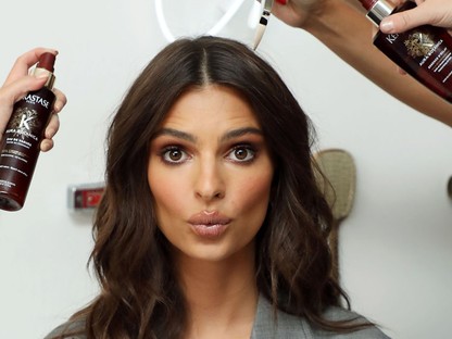 Emily Ratajkowski szexizni próbál, de ez a ruha még rajta is szörnyen áll