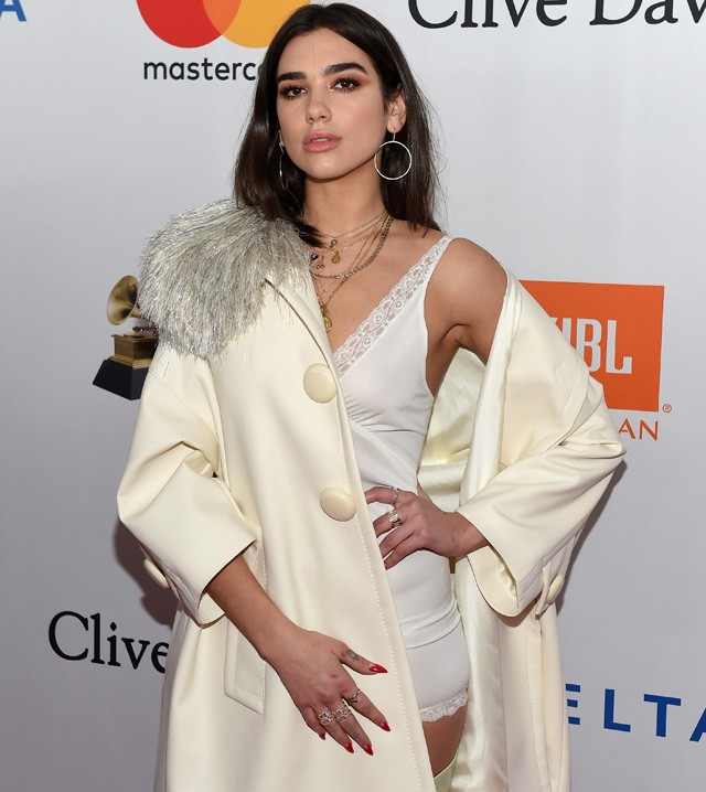 Dua Lipe csipkés kombinéban a vörös szőnyegen