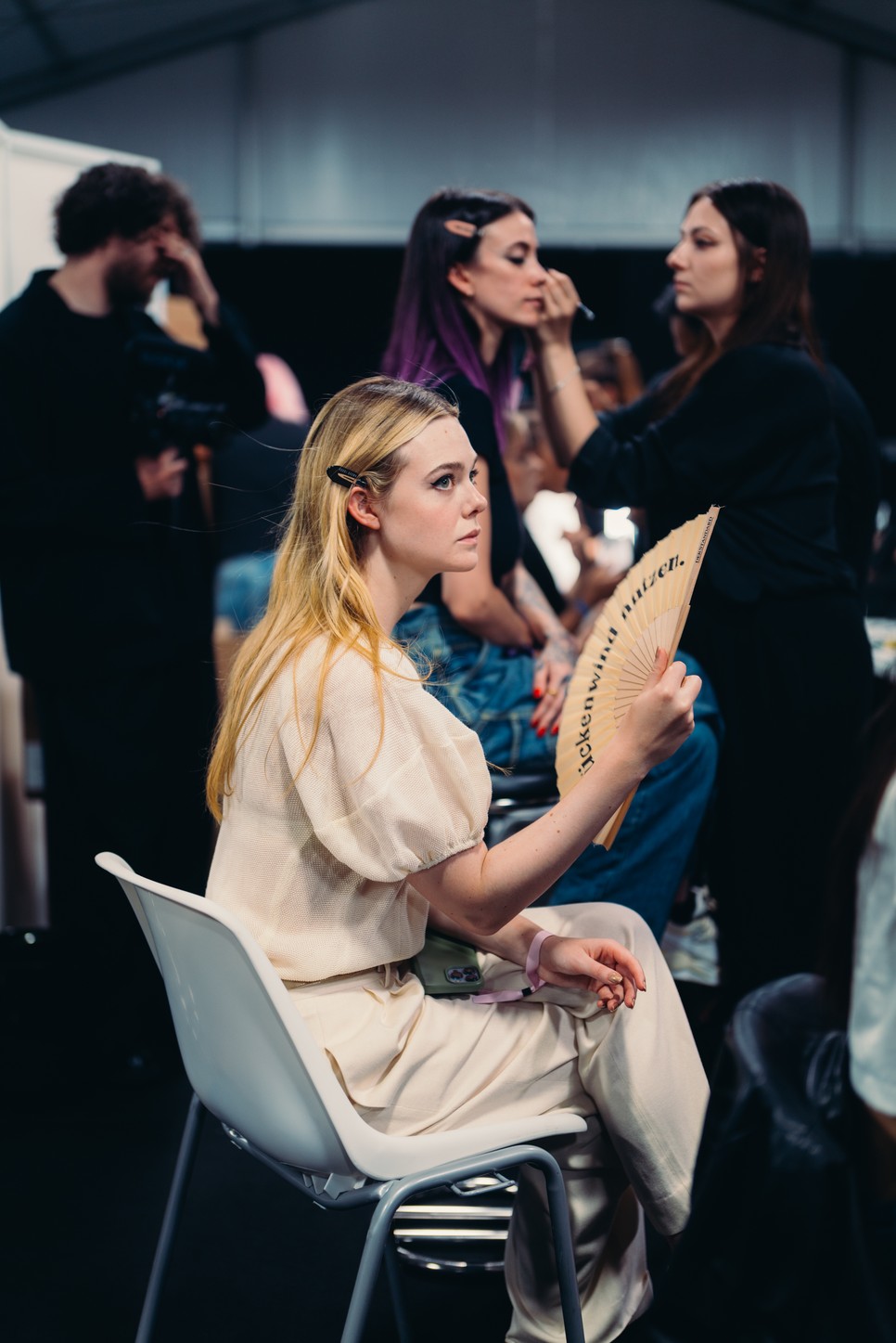 Elle Fanning előkészületei a backstageben