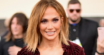 Jennifer Lopez kenterbe veri Rapunzelt ezzel a hajkoronával