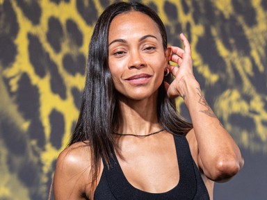 Zoë Saldana élete legzavarba ejtőbb felsőjében pózolt, a mellbimbóit is megvillantotta a színésznő 