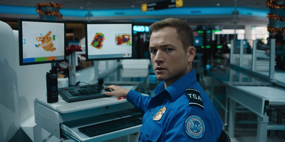 Taron Egertonon az LAX szeme a Kézipoggyászban