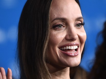 Angelina Jolie olyan tökéletes, akár egy szobor a vörös szőnyegen