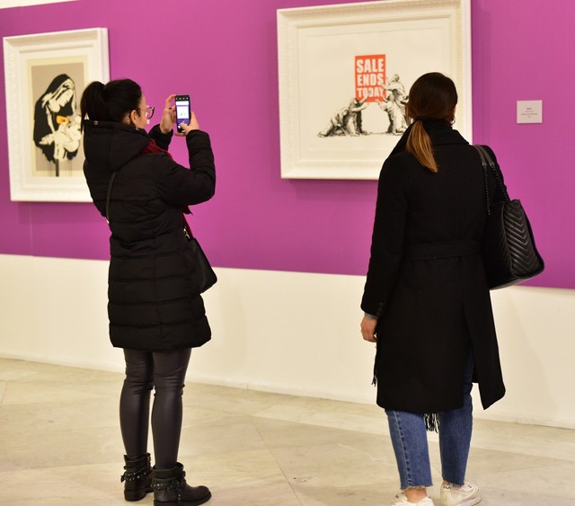 Politikai aktivistaként küzd az erőszak, a kapzsiság és a fogyasztói társadalom mértéktelensége ellen: Banksy kiállítás Budapesten