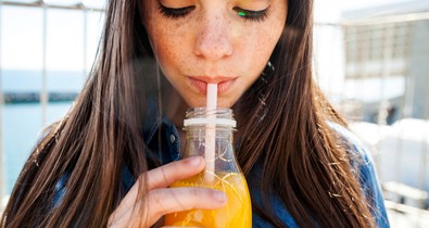 Ezért ne moss soha fogat, miután gyümölcslevet ittál