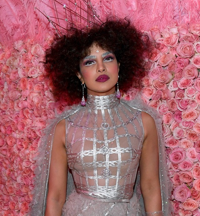 Priyanka Chopra teljesen felismerhetetlen volt a Met gálán