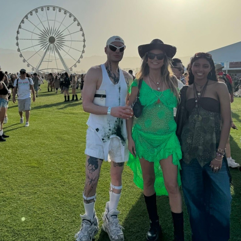 A modell neonszínű ruhában hívta fel magára a figyelmet