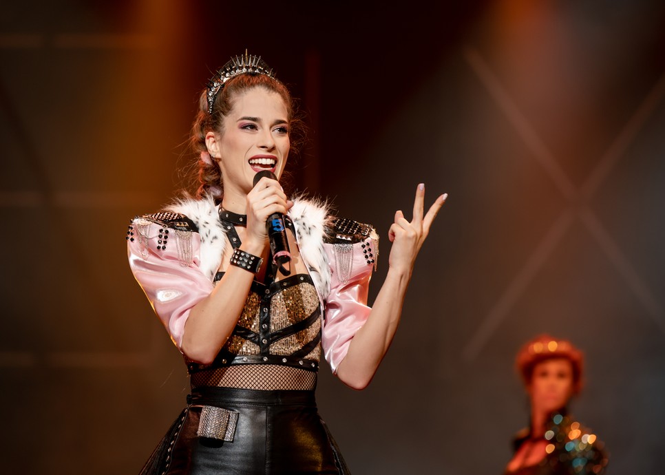 Gadó Anita arról is mesél, mennyire érdekes, hogy a hat feleség azon túl, hogy ugyanaz a férfi vette el őket, valamilyen módon összekapcsolódik