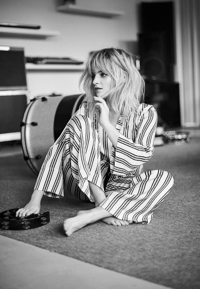 Odett a H&M Studio széria egyik darabjában