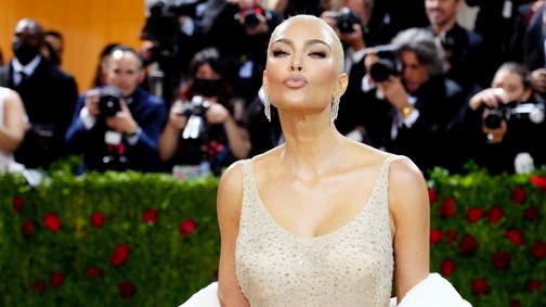 Mutatjuk, hogyan tette tönkre Kim Kardashian Marilyn Monroe 5 millió dolláros ruháját