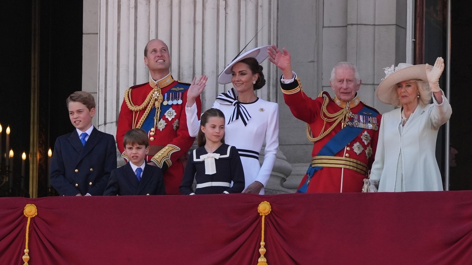 Sokaknak csalódást okozott a legújabb portré a királyi családról