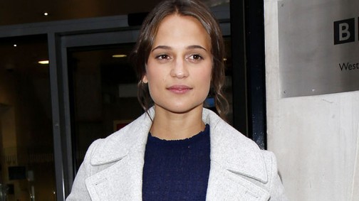 Alicia Vikander stylistnak öltözött, és jól néz ki