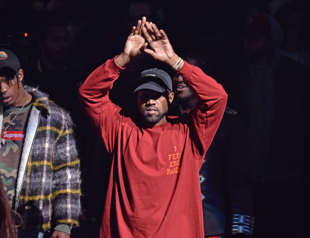 kanye west, pop up, pablo, merchandise, ruha, sorban állás, pop up üzlet, turnépólók