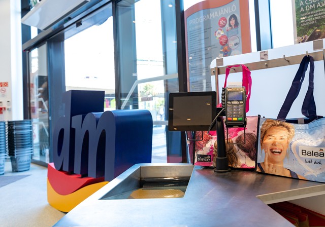 Eltűnnek az egyszer használatos műanyag zacskók a DM-ből