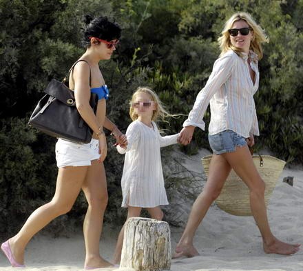 Lily jól kijön Kate kislányával.