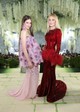 Nicole Kidman régóta meghatározó alakja a vörös szőnyegnek, különösen a Met-gálán. Idén elbűvölően éteri és feltűnő volt sötétvörös Chanel-ruhájában.