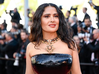 Valami nagyon nem stimmel Salma Hayek ruhájával, első ránézésre téged is össze fog zavarni