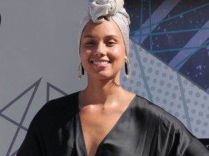 Hős! Alicia Keys smink nélkül a vörös szőnyegen