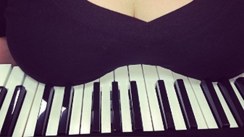 Te kitennéd a melled a neten?