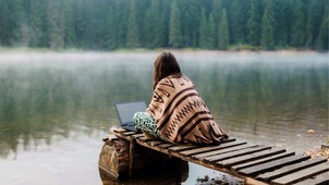 A szabadúszó tényleg egész nap pizsamában ül otthon, majd ha megunta, elutazik melegebb éghajlatra?