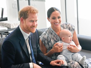 Így kíván kellemes ünnepeket Meghan Markle, Harry herceg és a kis Archie, aki hatalmasat nőtt