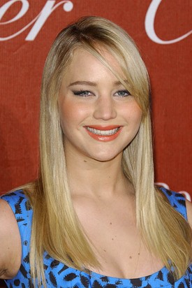 Egyenes hajjal is megnyerő, amint ez ebből a 2011-es fotóból is látszik.