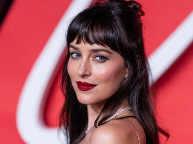 Dakota Johnson a világ legapróbb felsőjében sétált végig a vörös szőnyegen, óriási feltűnést keltett a színésznő
