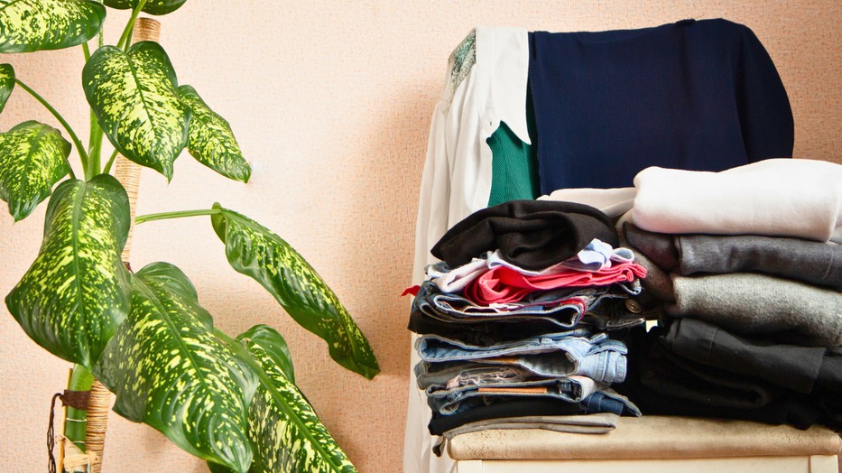 A székre pakolt ruhák nem csupán lustaságról árulkodnak