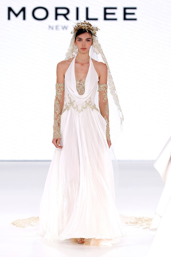 Nyakpántos menyasszonyi ruhák - Ez a fazon akár második esküvői ruhának is tökéletes lehet, hiszen szabadon hagyja a karokat, így a táncparketten sem lesz kényelmetlen. (Morilee New York)