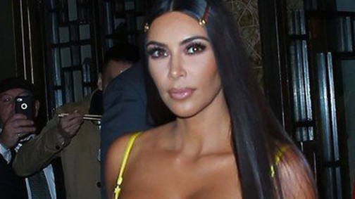 Jaj! Nagyon behúzták a fűzőt Kim Kardashian-on! Hogyan kap levegőt?