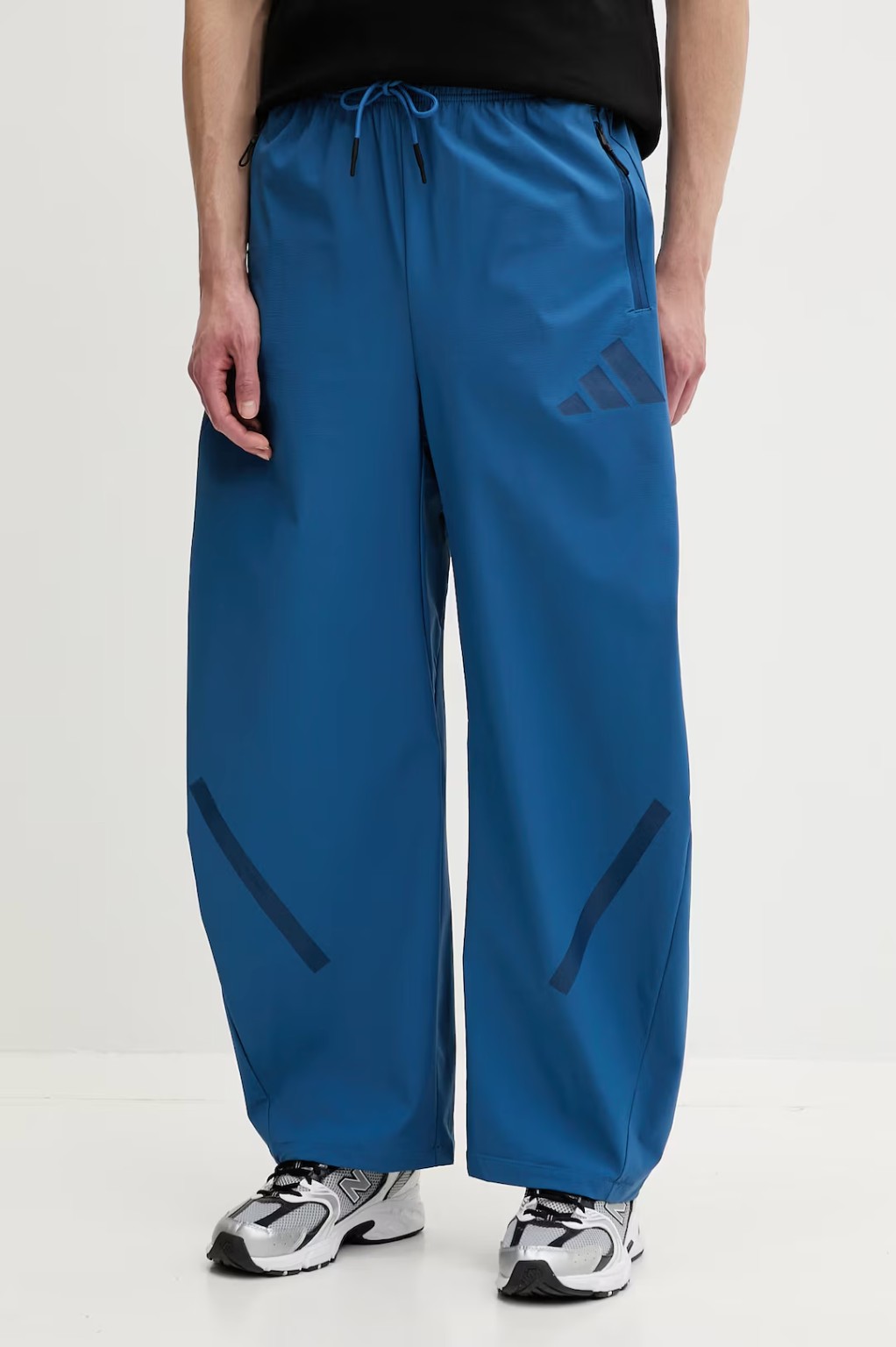 Melegítőalsó ADIDAS - answear.hu 36 990 Ft GLAMOUR-NAPOK -30% MIN. 2 TERMÉK VÁSÁRLÁSAKOR