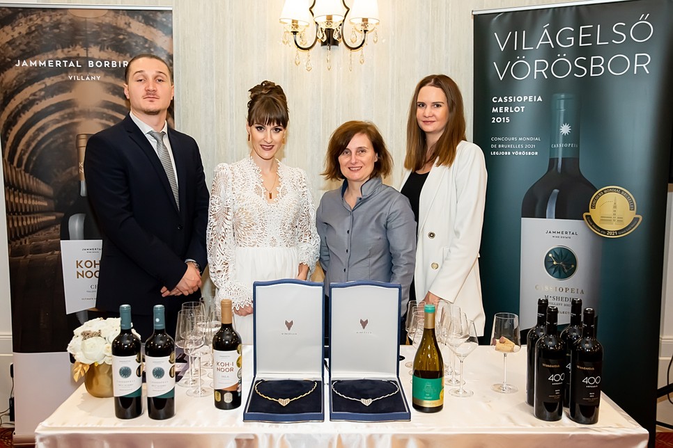 Több millió forint értékű nyakékeket mutatott be a Vincells