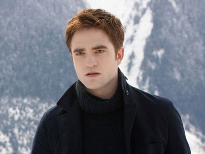 Látnod kell Robert Pattinson hosszú haját a The King új előzetesében