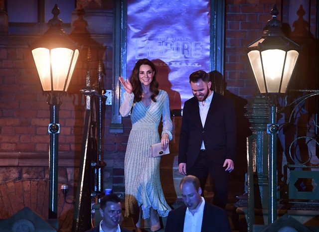 Katalin hercegné méregdrága szettben csapolja a sört