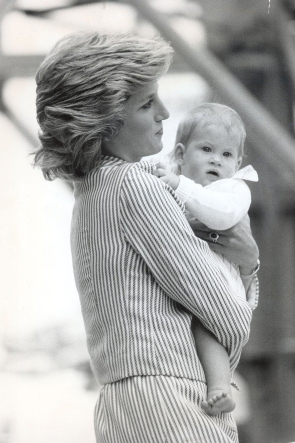 Diana walesi hercegnő Harryvel a királyi jachton 1985-ben.