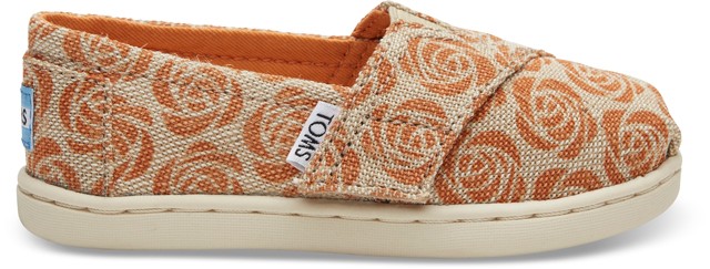 A TOMS és az Every Mother Counts közös kollekcióval hívja fel a figyelmet a terhesség és a szülés veszélyeire