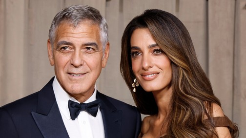 Amal Clooney a szezon legszebb ruhájában gálázott férje mellett: királynői megjelenésével homályosított el mindenkit