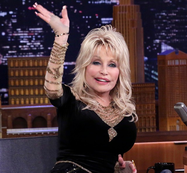 Dolly Parton öregedésről szóló gondolatait tanítani kellene