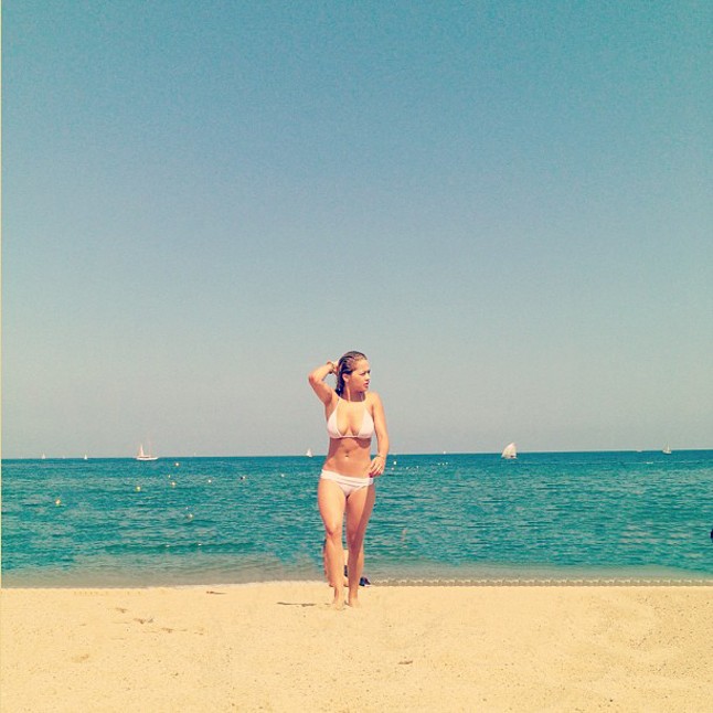 Calvin Harris büszkén mutogatja barátnőjét, Rita Orát.