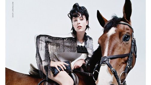 Edie Campbell a családban marad