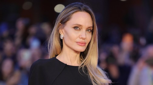 Angelina Jolie hát néküli ruhában mutatta meg tetoválásait, egészen elképesztően festett a színésznő