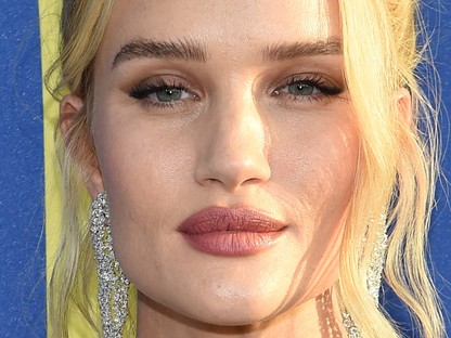 Rosie Huntington-Whiteley extrém szettben mutogatta gyönyörű idomait a gálán