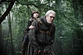 Hodor – Trónok harca: „Hold the door…” – azaz „Tartsd az ajtót!” Ezt a jelenetet valószínűleg sosem fogjuk kiheverni. Az, hogy Hodor tragikus halála előtt közvetlenül ismertük meg a karakter valódi háttértörténetét és nevének traumatikus eredetét, csak még súlyosabbá tette az áldozatát. A tudat, hogy pontosan azt tette, amire a sors egész életében predesztinálta, a mai napig könnyeket csal a szemünkbe. Hős voltál, Hodor.